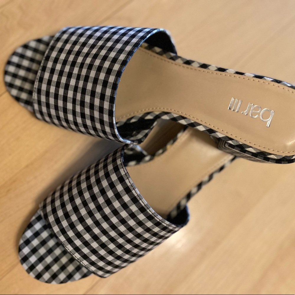 NWOT, Bar lll Black/White houndstooth slide. Size: 7